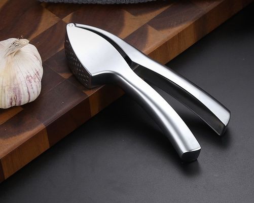 食品級 ガーリックプレス ミンサー ジンジャークラッシャー 皮革機 スプレッサー 16*3cm マルチ キッチン  Grater