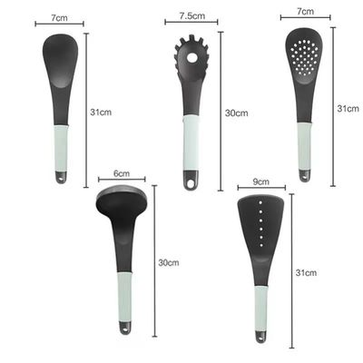 6 部 の ナイロン セット と 旋回 収納 台 を 用い て 器具 に 簡単に アクセス する