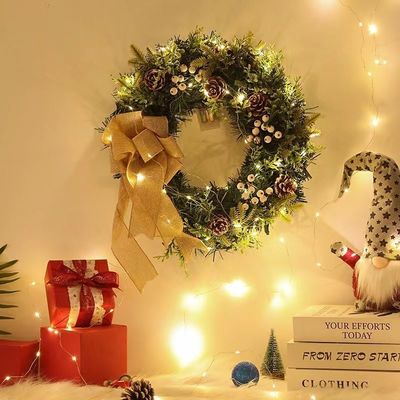 オーダーメイドのロゴとフロントドアに丸いXMAS花冠